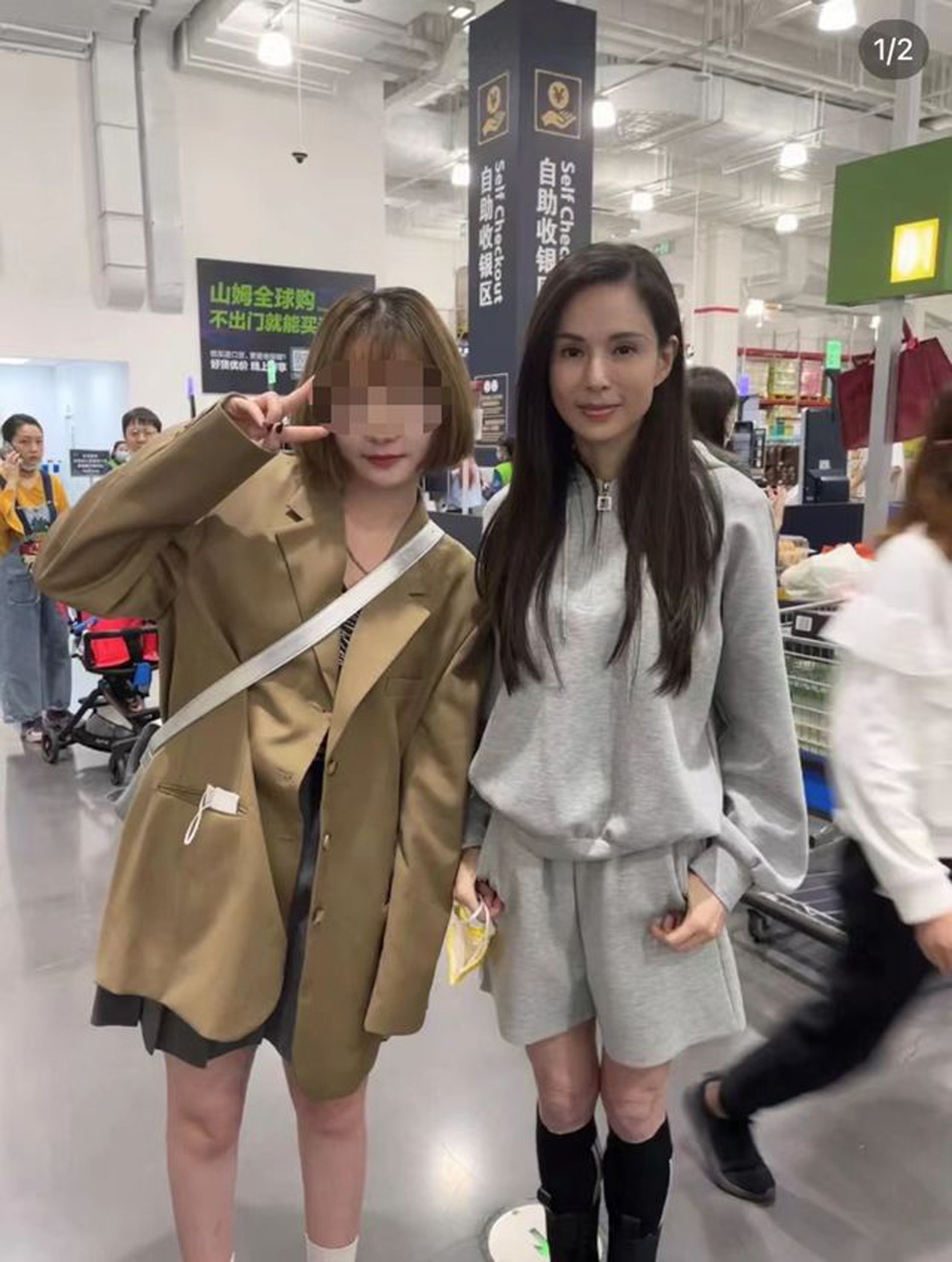 近日，有網民偶遇李若彤並要求合照，李若彤便脫下口罩與粉絲合照。