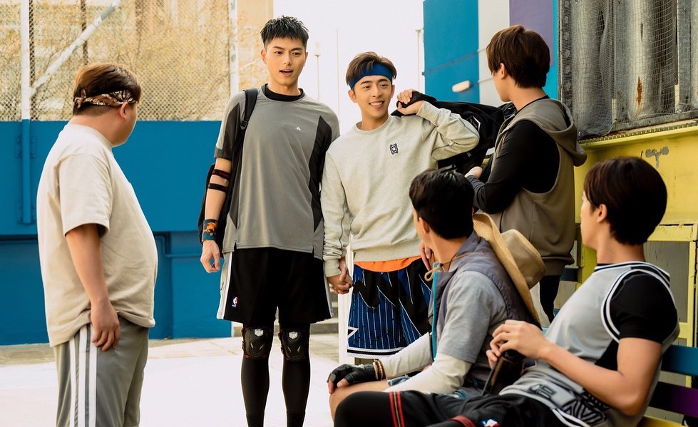 兩人十指緊扣蹦蹦跳跳回到籃球場,親密舉動嚇呆其他隊友