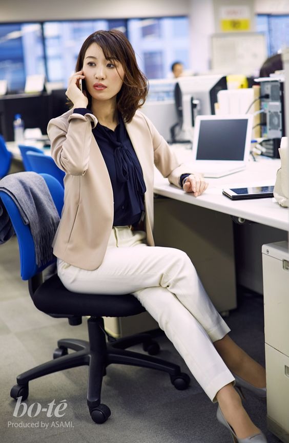 冷靜自然接聽電話