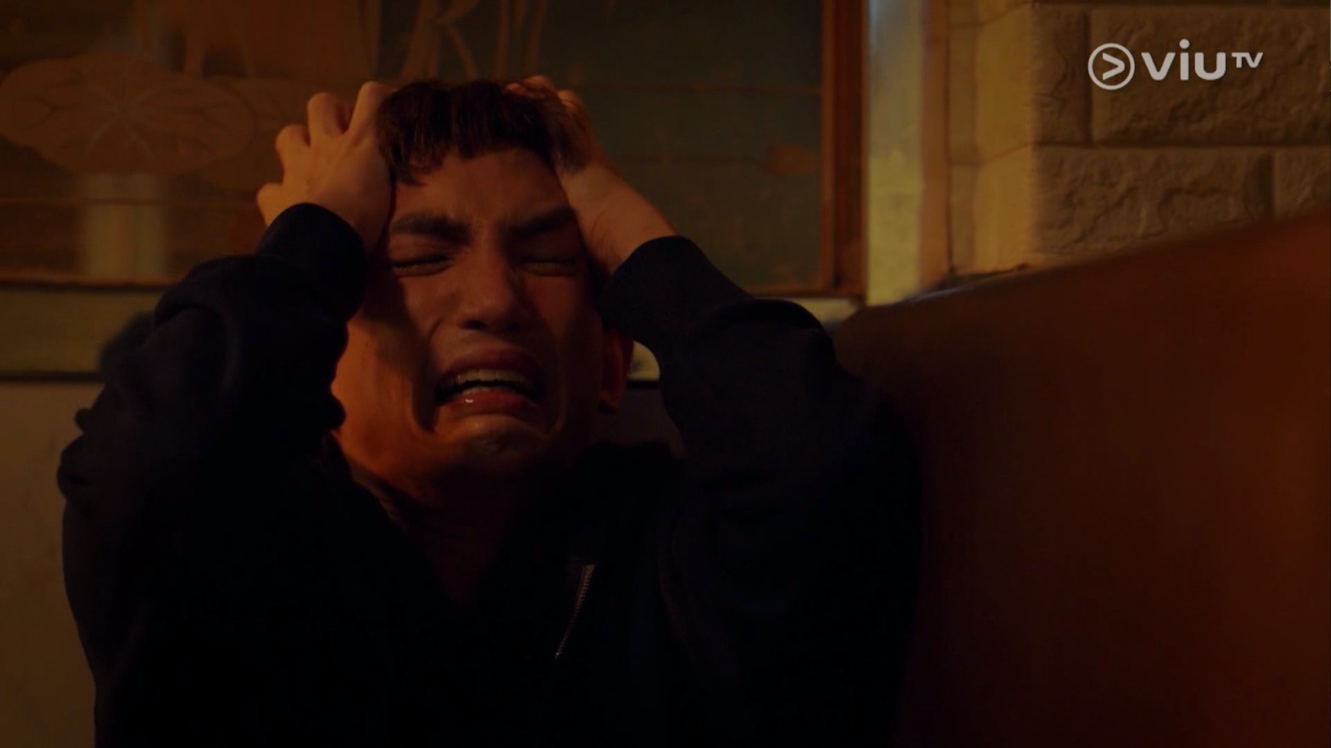 Lokman非常自責更瘋狂拍打自己頭部，畫面令人心痛