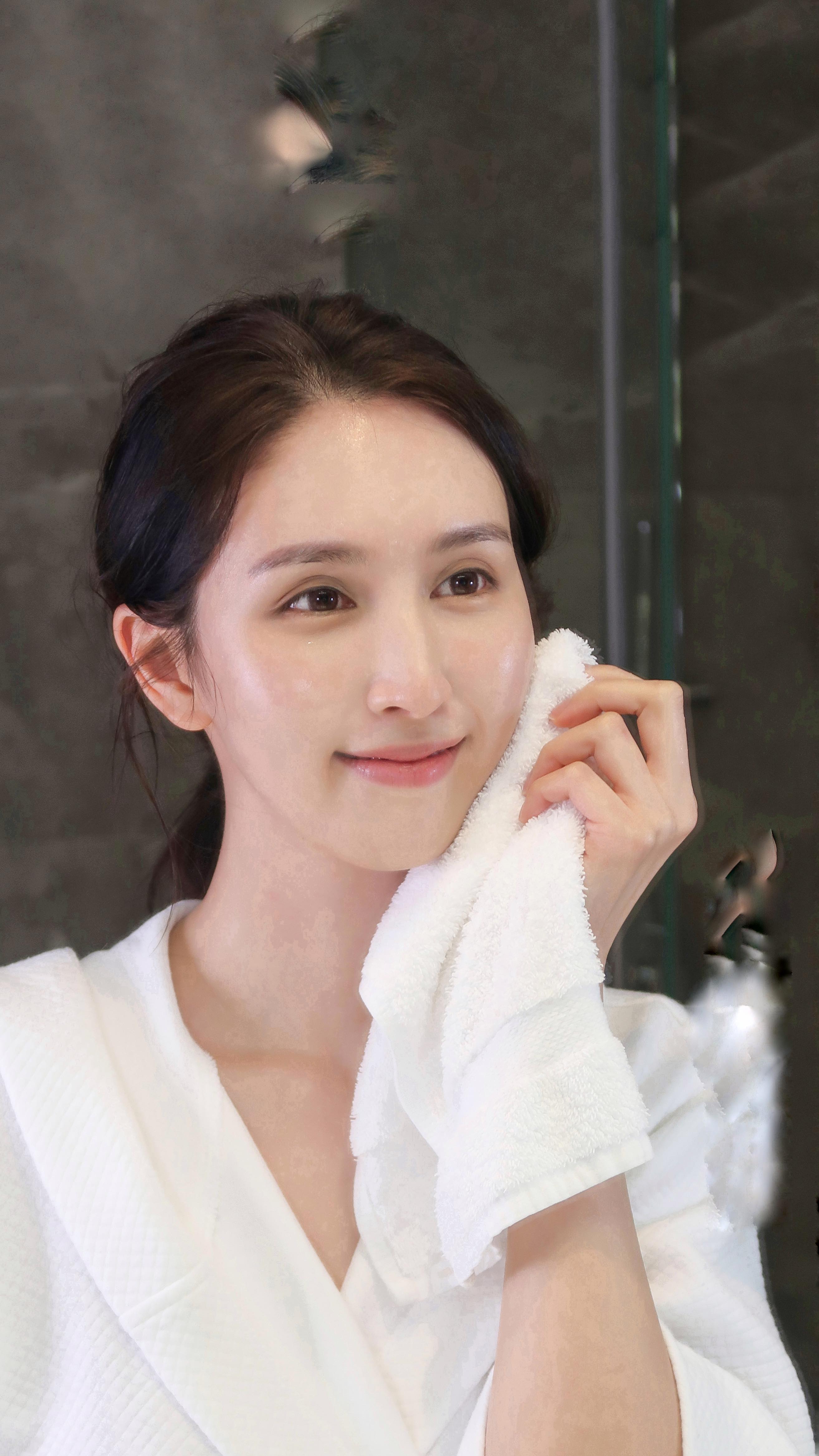 何傲兒現時擁有瓜子臉。