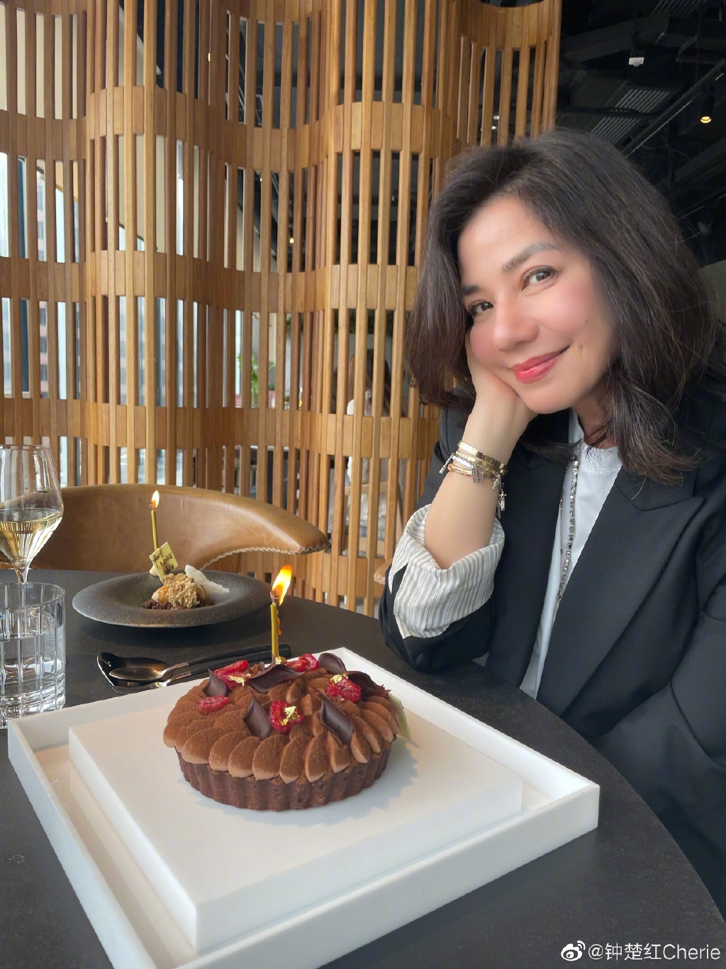 鍾楚紅分享過她的凍齡秘訣:注重飲食、生活作息,並且要固定運動,保持心情開朗。