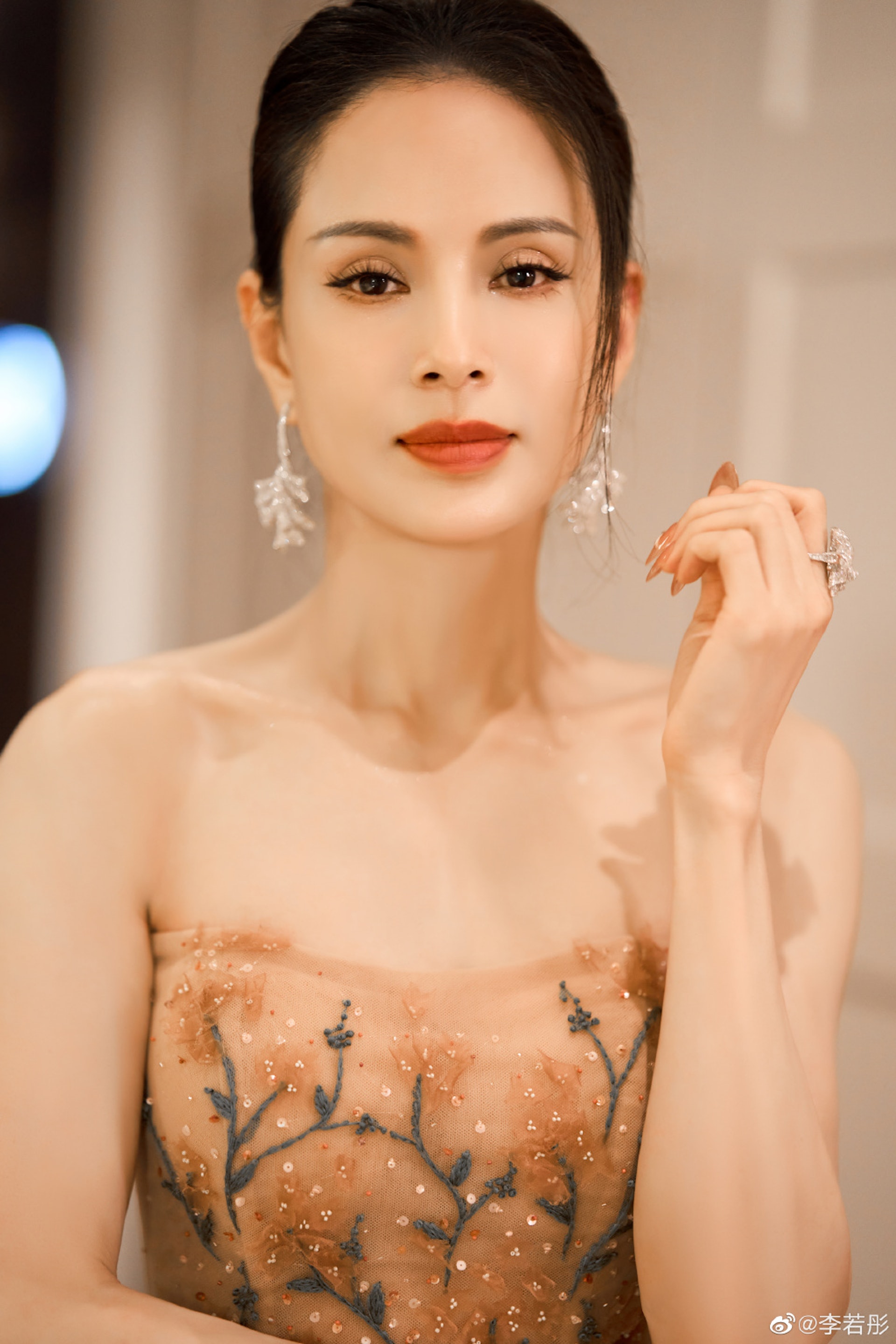 不少網民認為，李若彤素顏好看過有濾鏡相片。