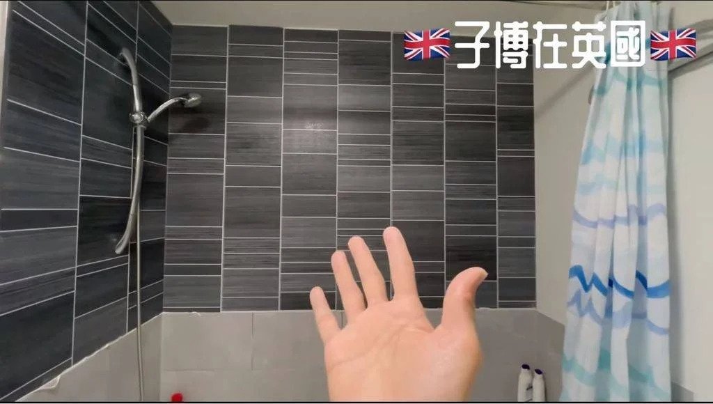淋浴間的牆壁沒有做防霉。