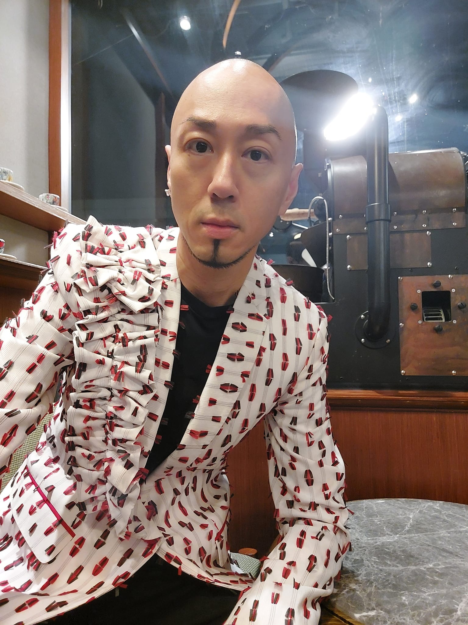 作為一個資深的綠葉，戴耀明透過滑稽的外形和誇張演技贏得不少掌聲。