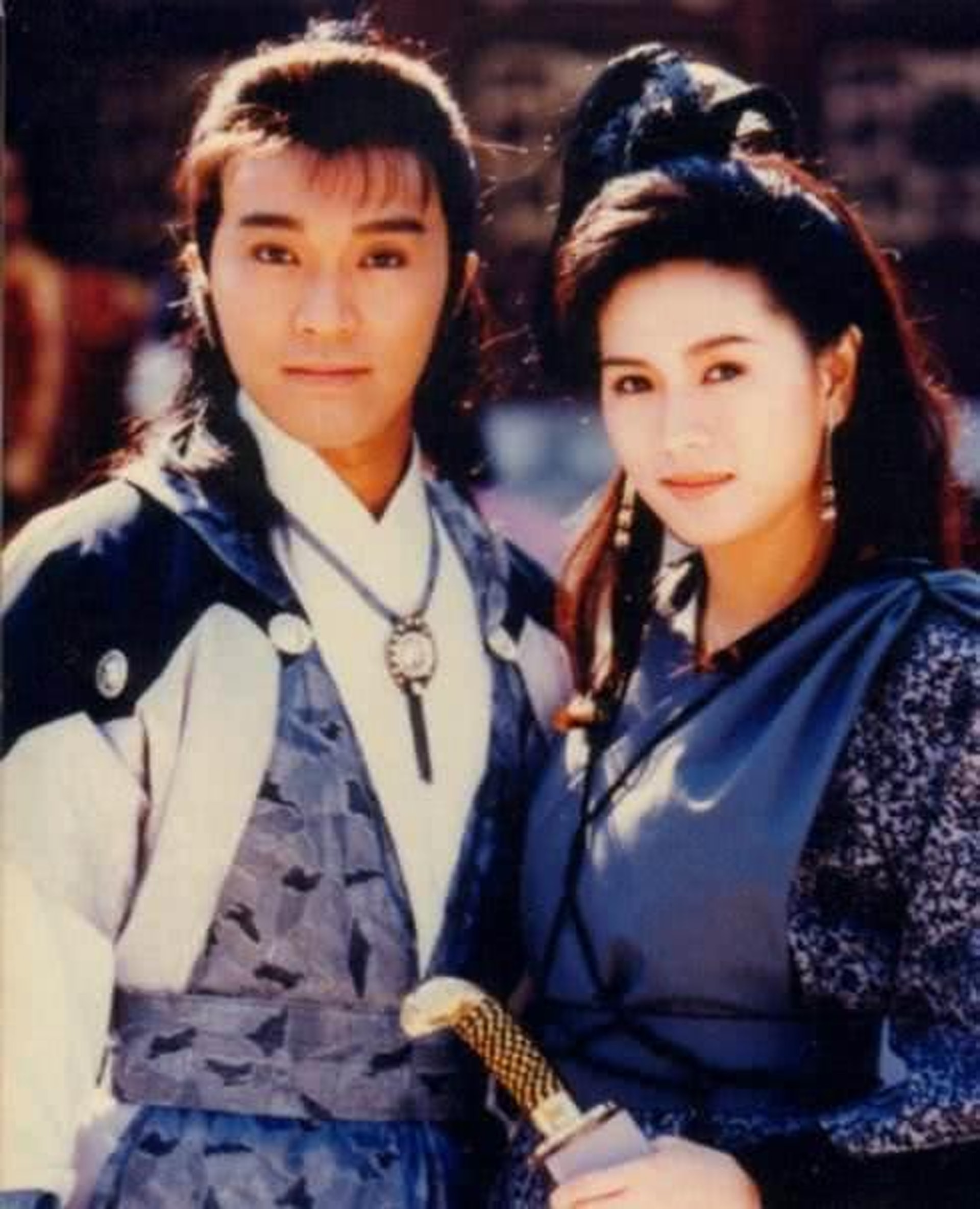 周星馳與羅慧娟因合作拍攝古裝武俠喜劇《蓋世豪俠》而擦出愛火花。