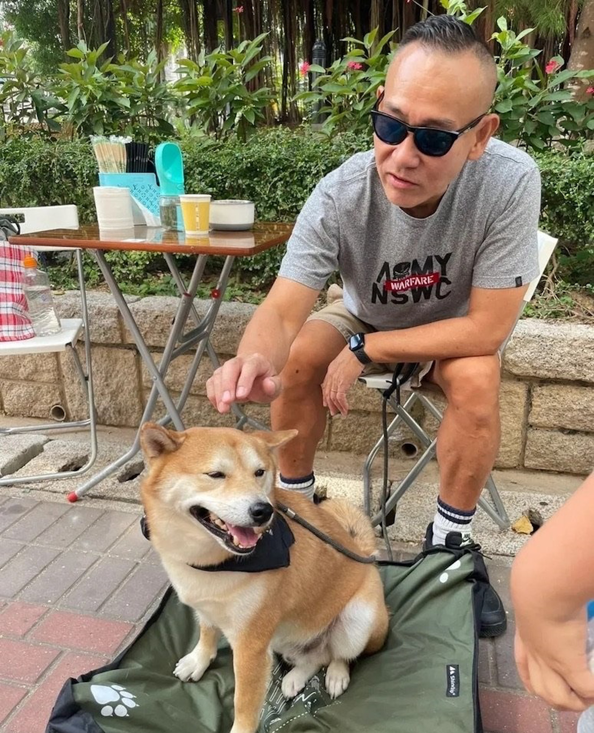 林保怡被網民野生捕獲帶同愛犬現身街頭路邊攤享用美食。