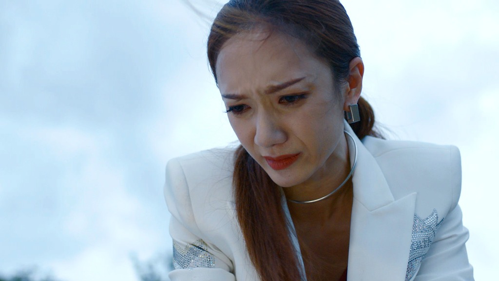 王君馨愧疚大哭:「對唔住,我救唔到你。」