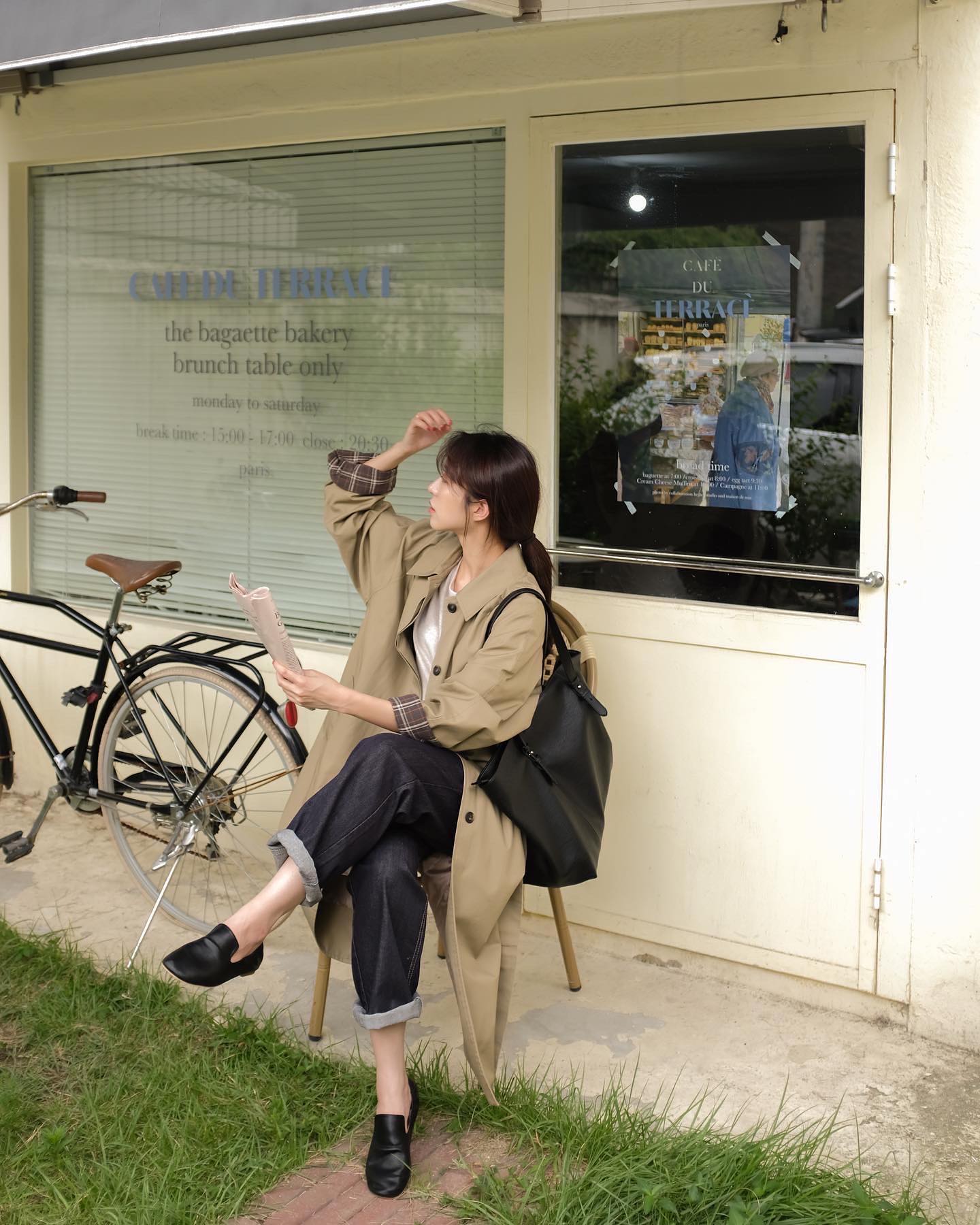 乾濕褸搭配白Tee、牛仔褲。