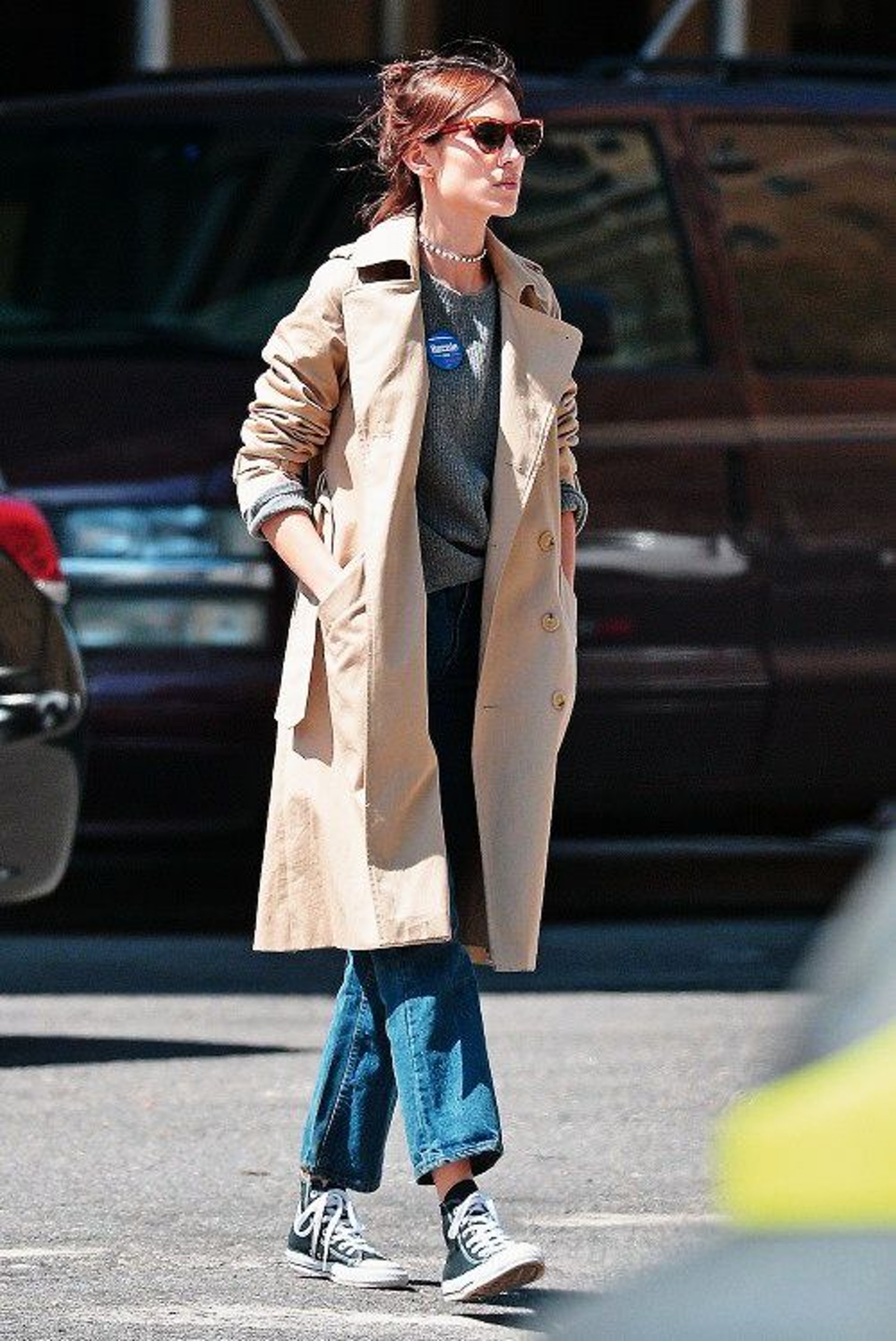 與緊身褲來比,闊褲配搭乾濕褸會更顯得鬆容大氣,讓時尚感大大提升。