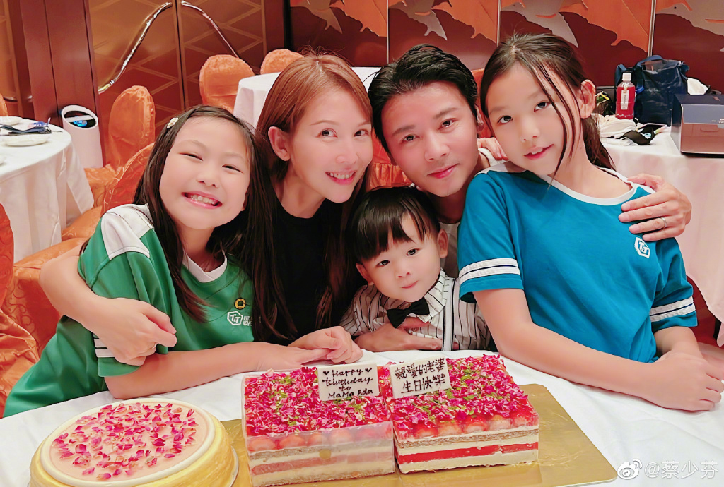 蔡少芬一家五口決定放棄上海富貴生活搬回香港。