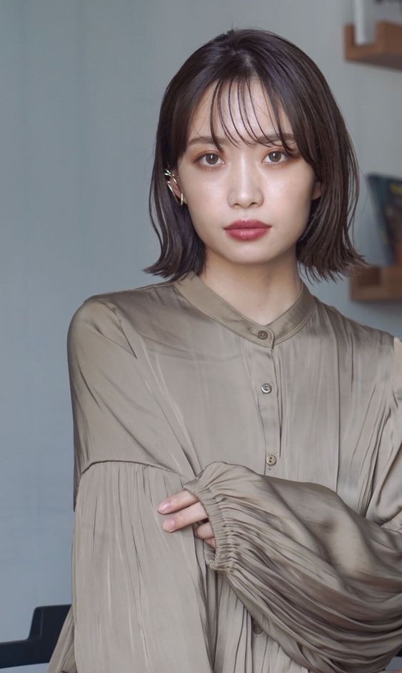 配合服裝和精緻的妝容，便讓人感覺幹練、有魅力，有一種特殊的高冷氣質！