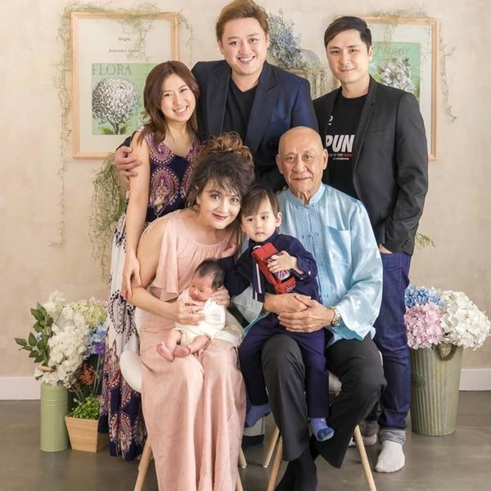 李泳豪未婚時與家人影全家福