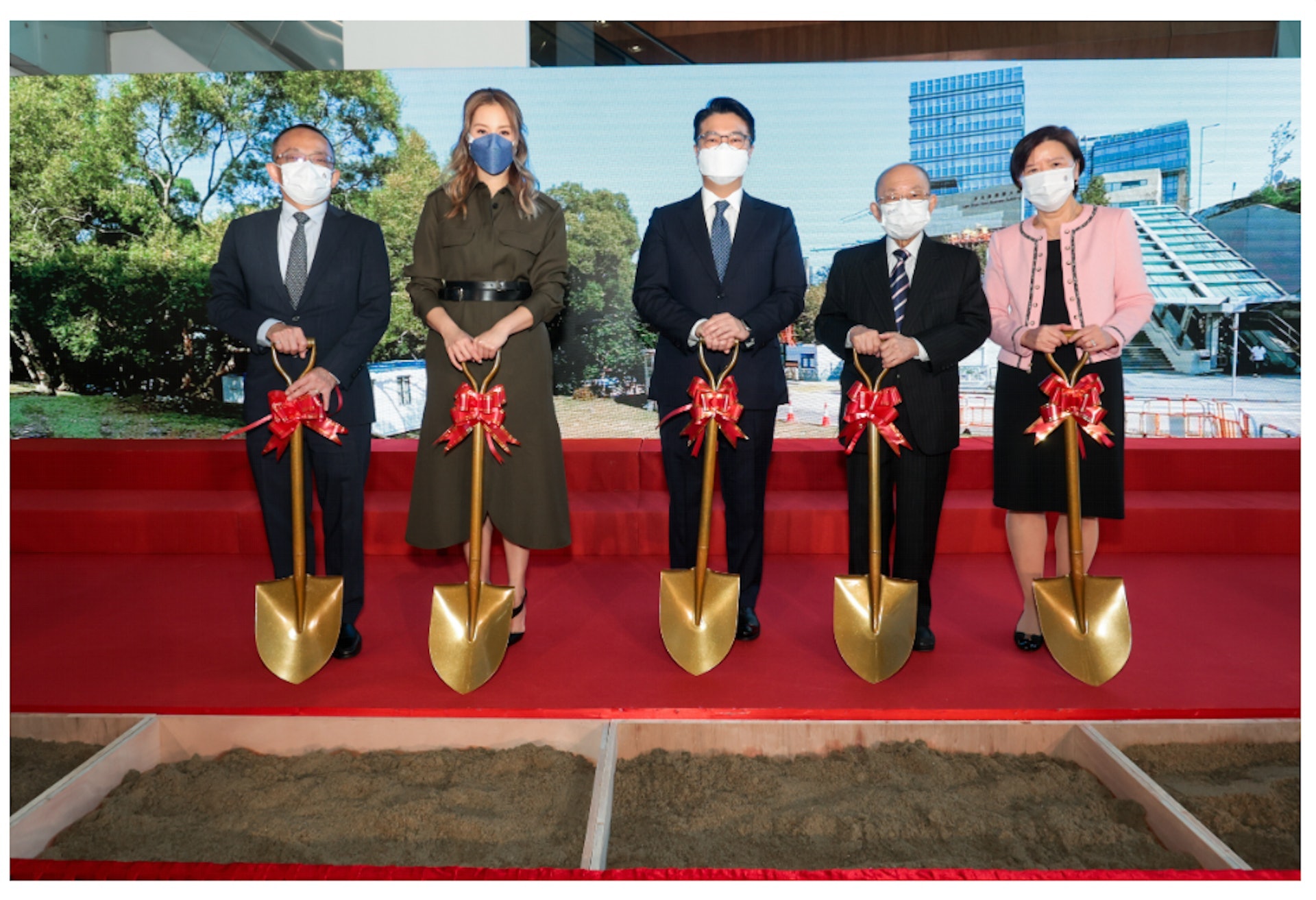 徐子淇神隱一年終於現身,最近陪同老公李家誠出席公開活動。