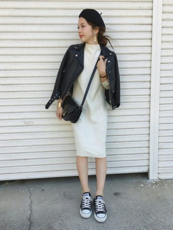 針織連身裙搭配短版的牛仔褸、皮褸,可以凸顯S形曲線。