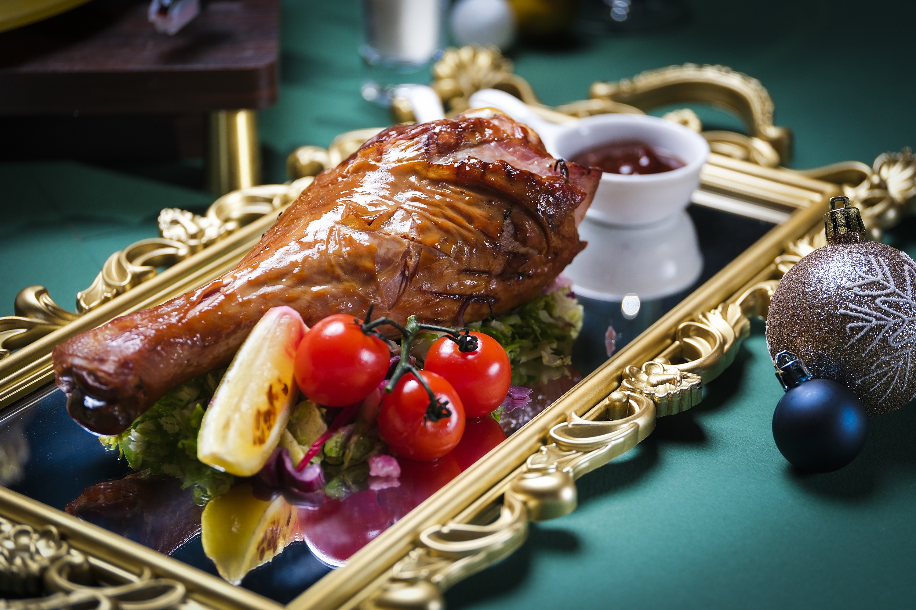 煙燻火雞腿配燒烤醬及蜜糖松露蛋黃醬