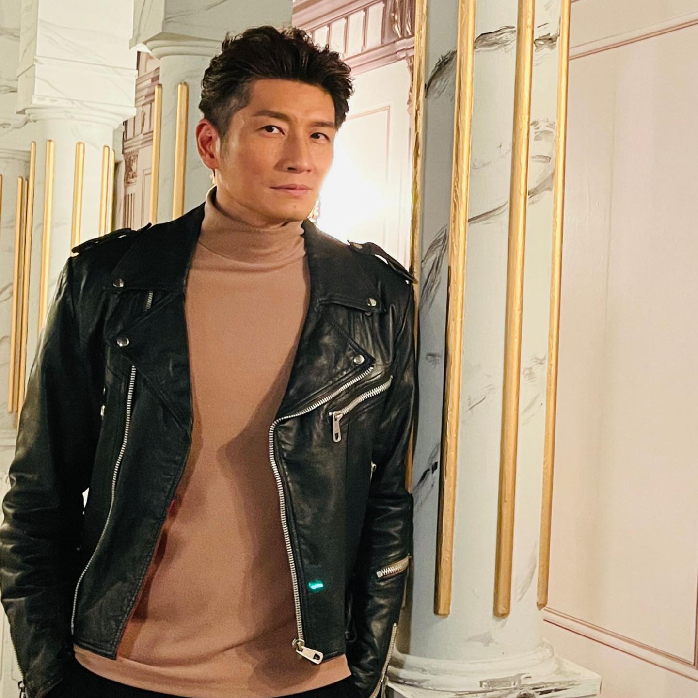 袁文傑曾加入亞視，憑著高大英俊而獲得「亞視型男」之稱。