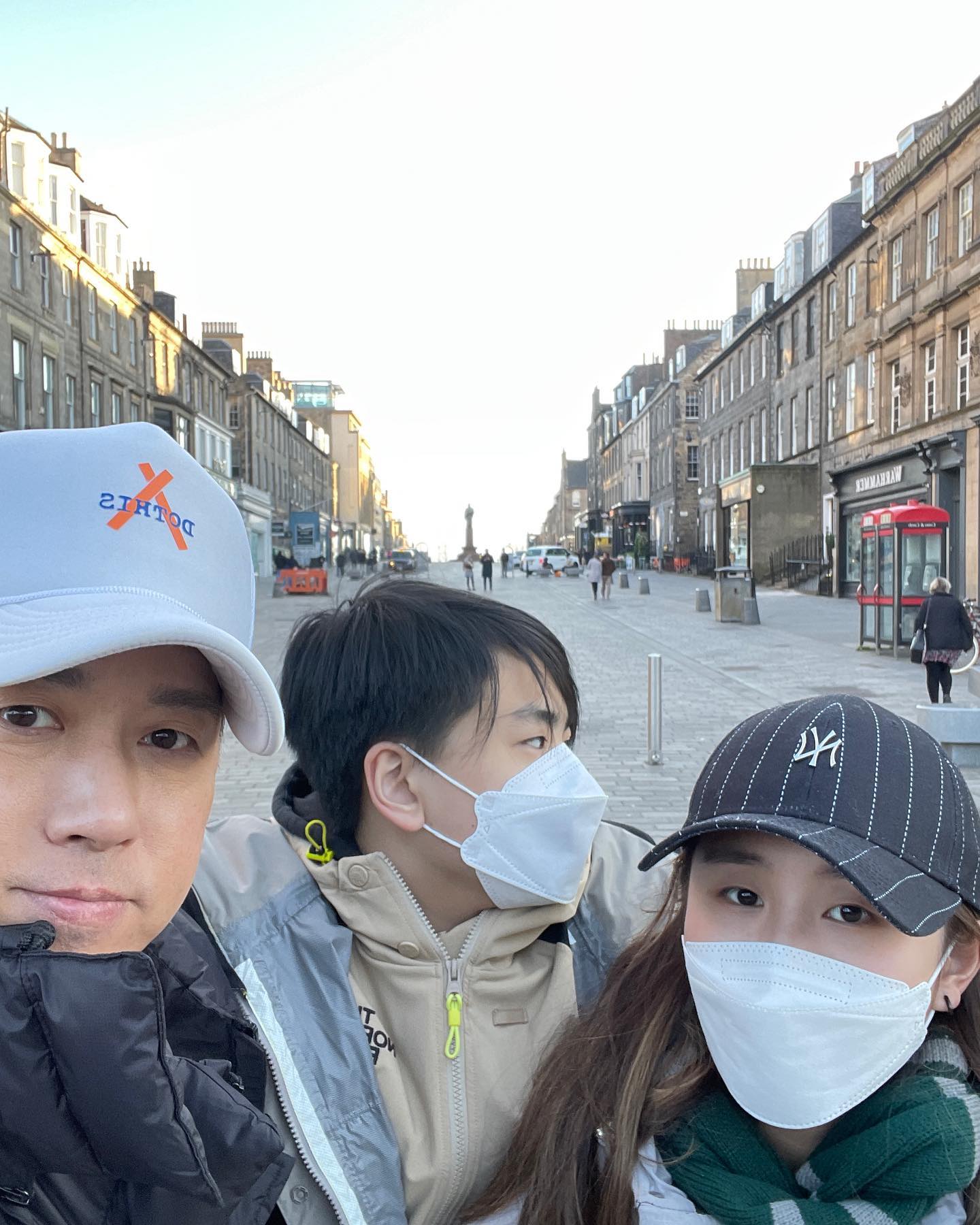 林子博去年帶同一對子女移民英國。