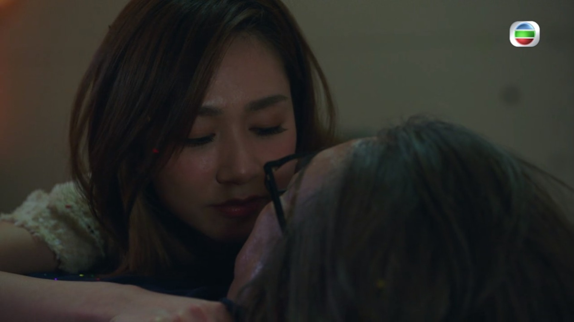 Peggy(黃嘉雯 飾)情不自禁親吻車志明(林敏驄 飾)。