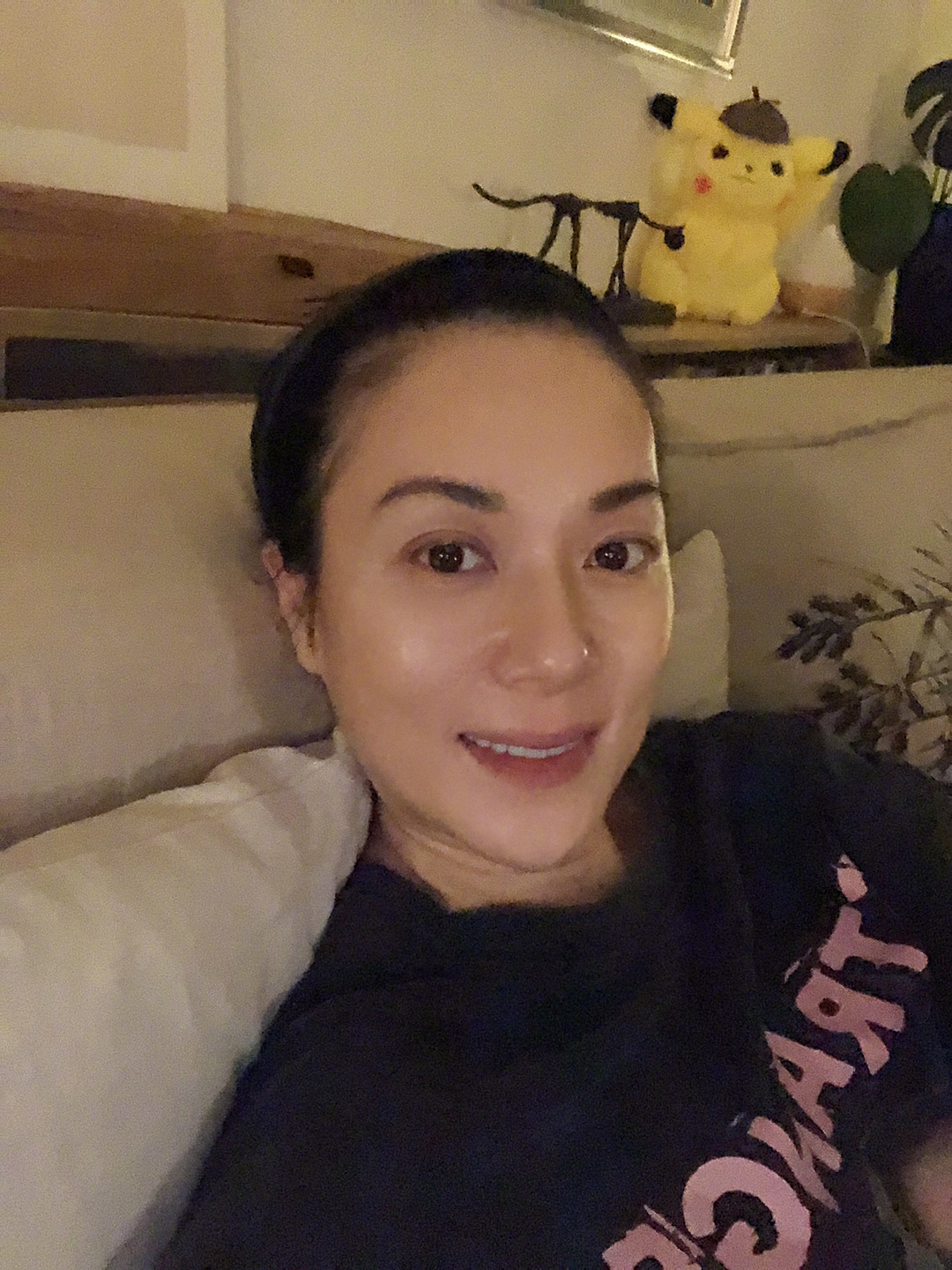 心情大靚的她在沙發上玩自拍