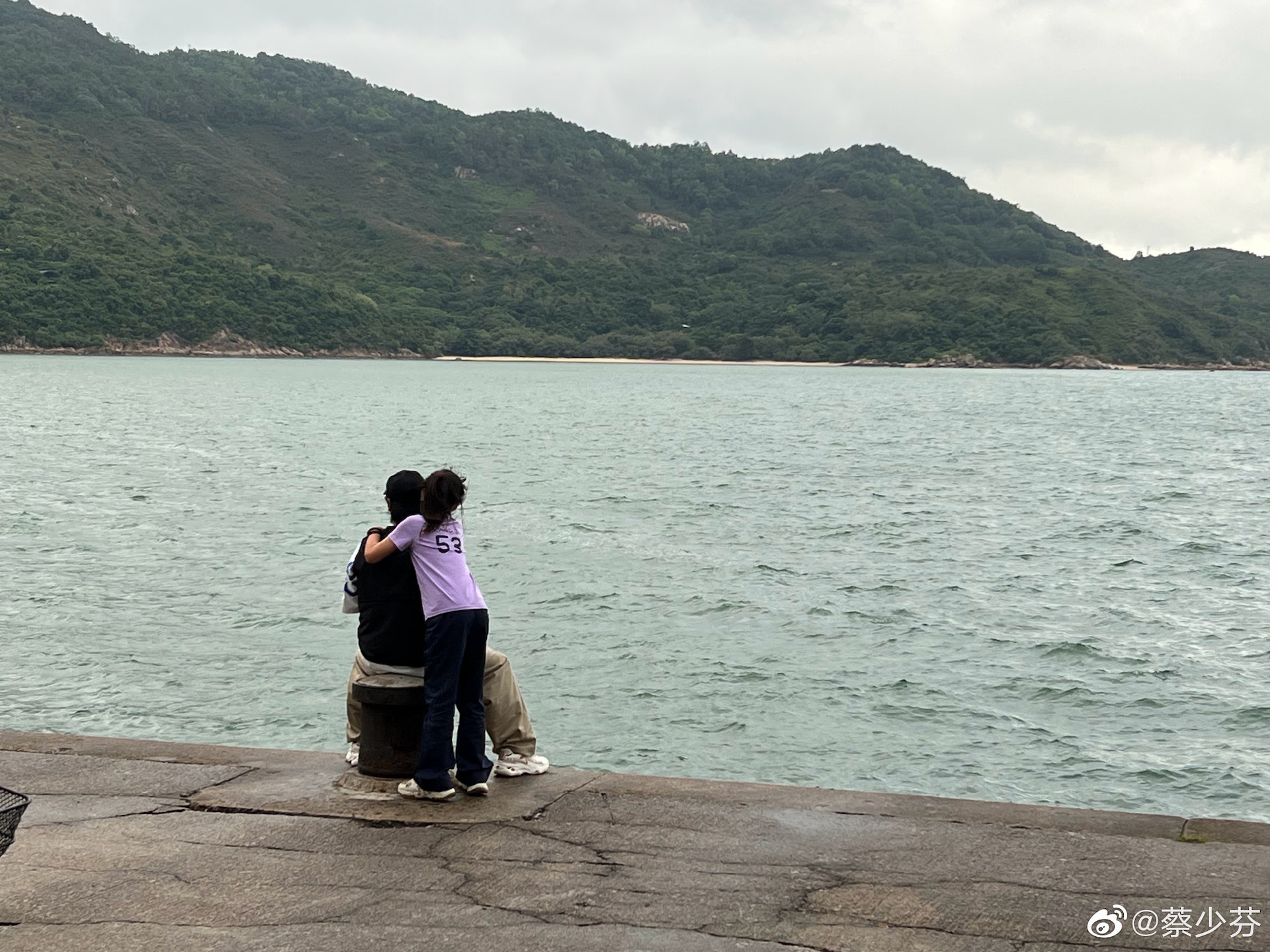 蔡少芬一家五口回流香港。