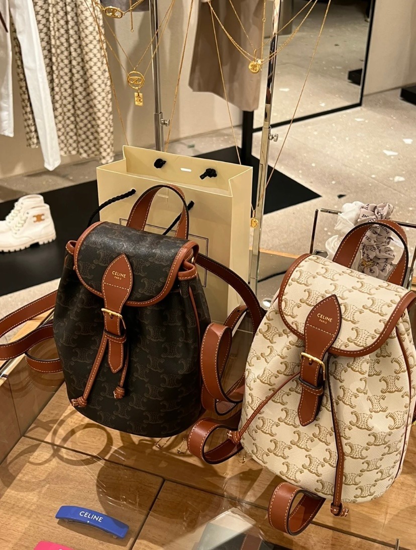CELINE近年推出不少以凱旋門標緻印花的手袋