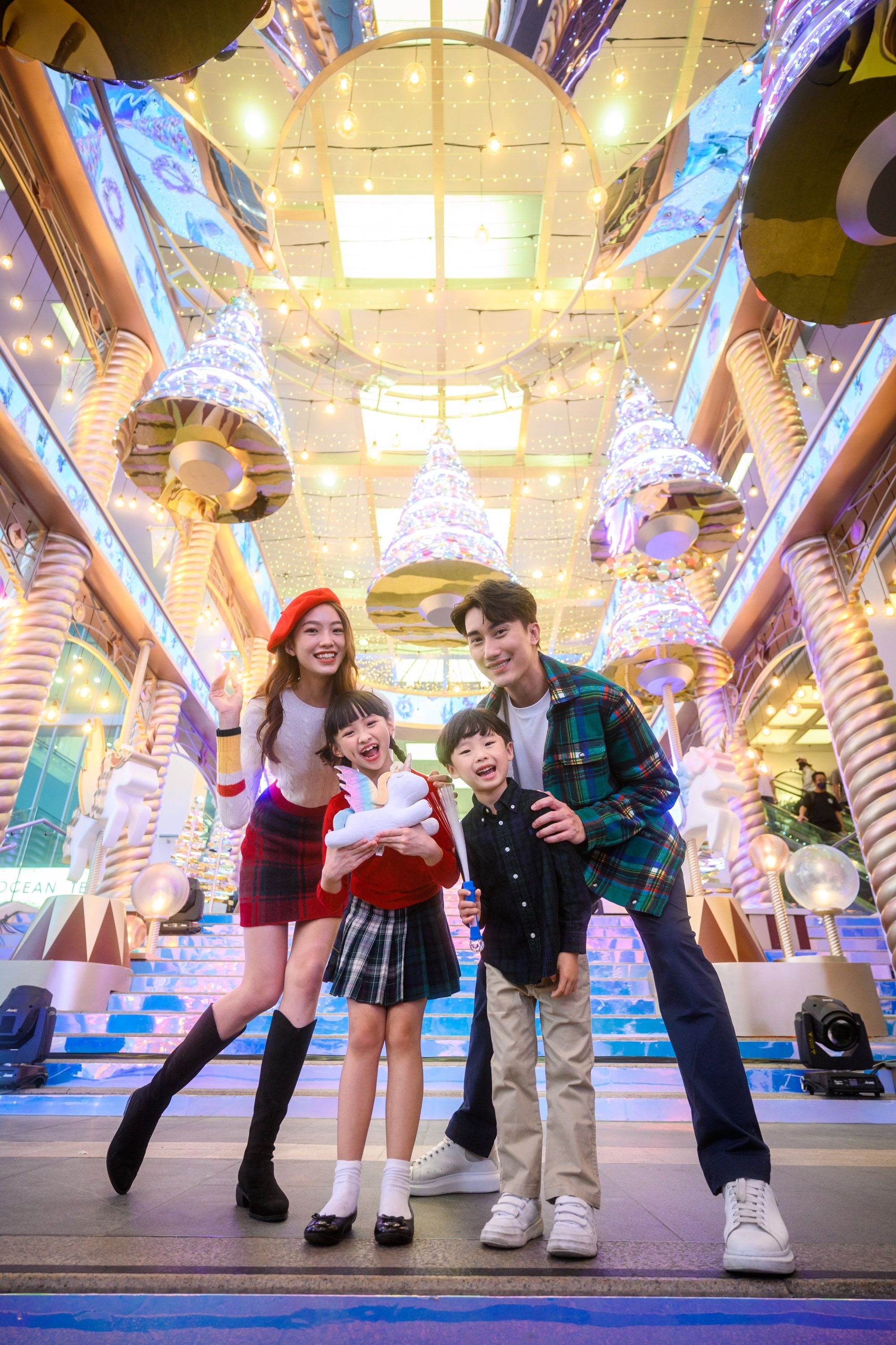 中間大大樓梯設有10多棵聖誕樹分別吊掛在空中和擺放在夢幻天梯兩旁