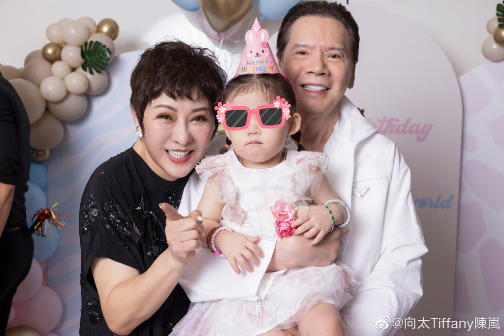 向太與向華強於1980年代結婚後，家庭生活美滿。