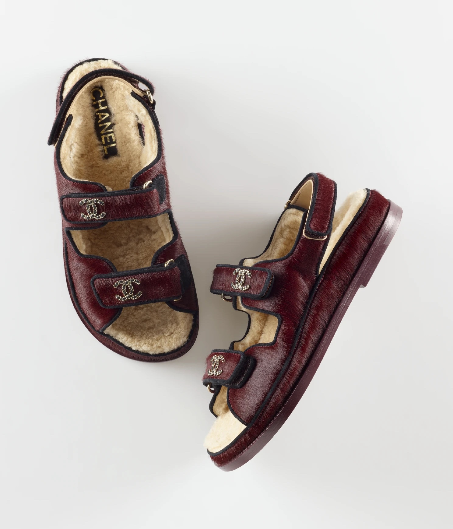 Chanel 絨面小牛皮涼鞋 $12,000