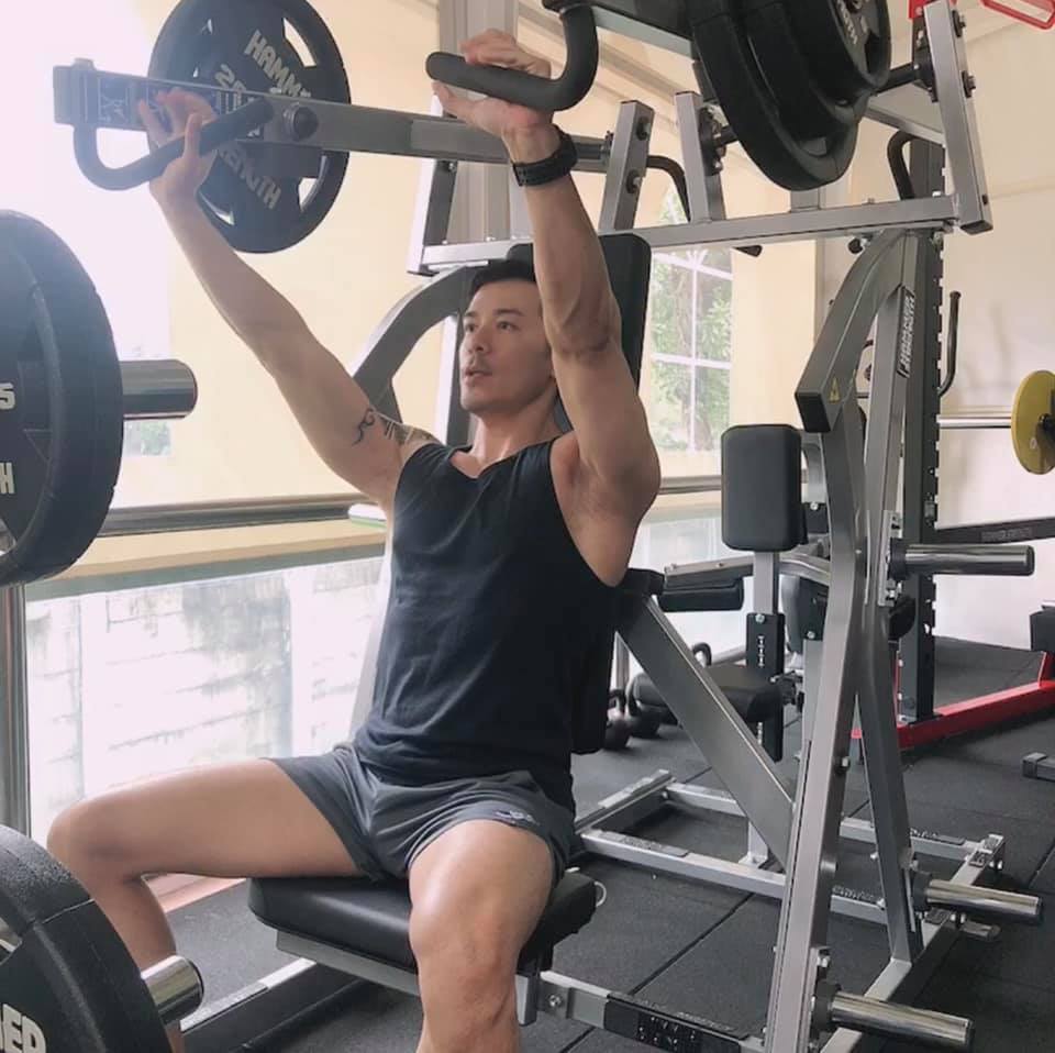 沈震軒不時在私人健身室做gym。