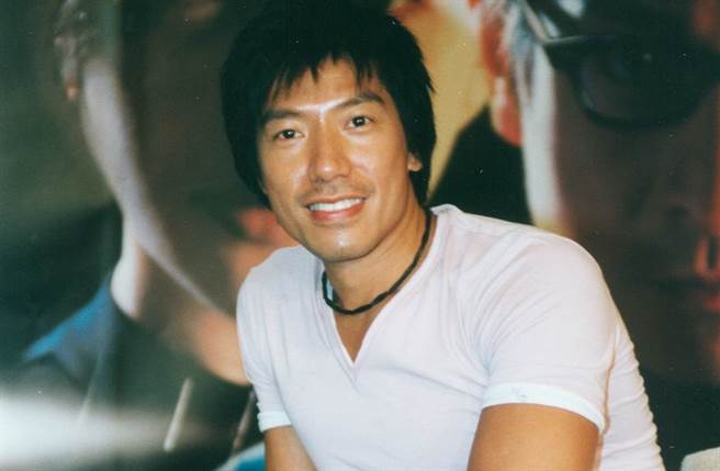 張耀揚自小家境清寒,中學時期輟學投身社會