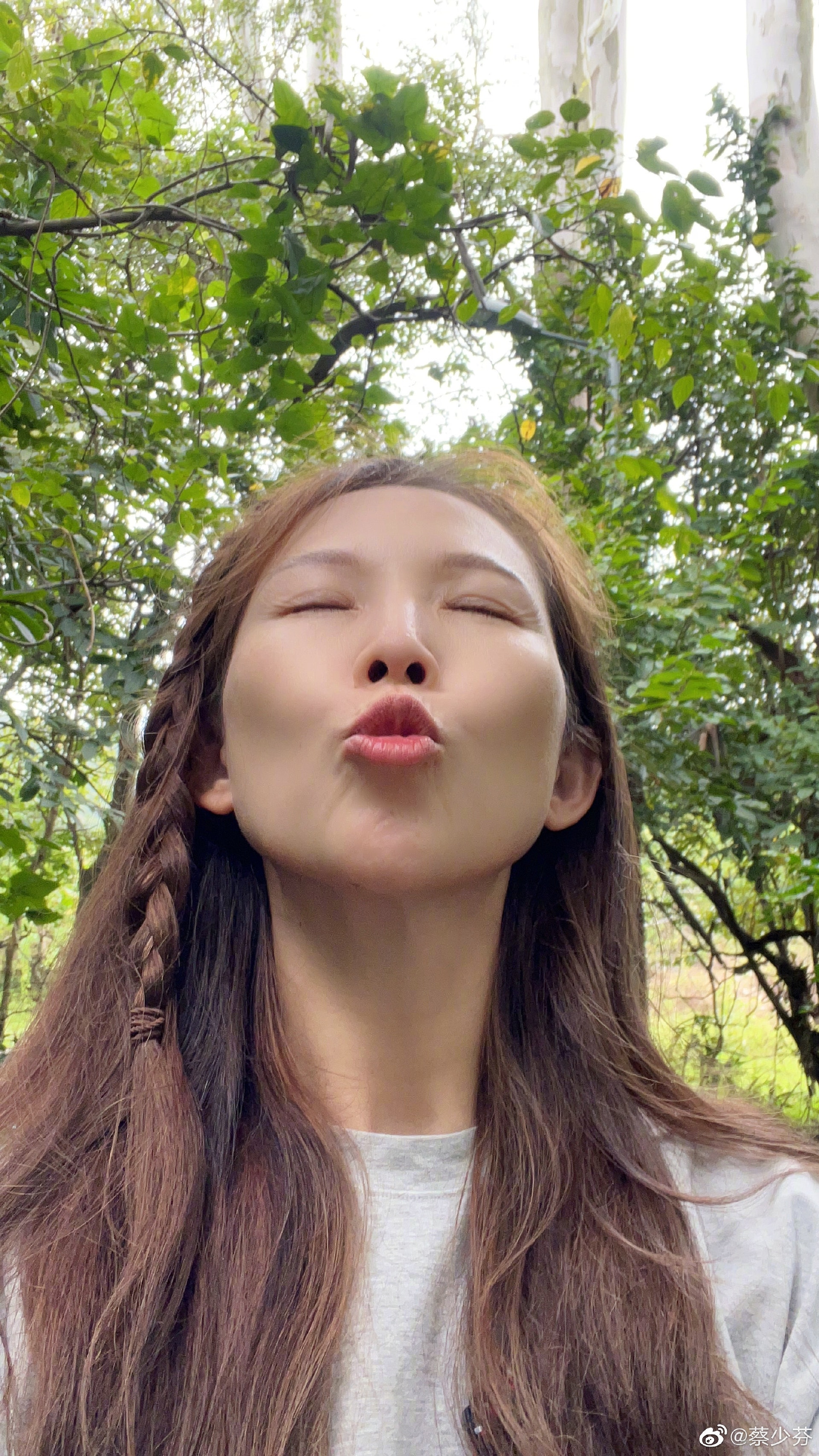 蔡少芬嘟嘴，好可愛。