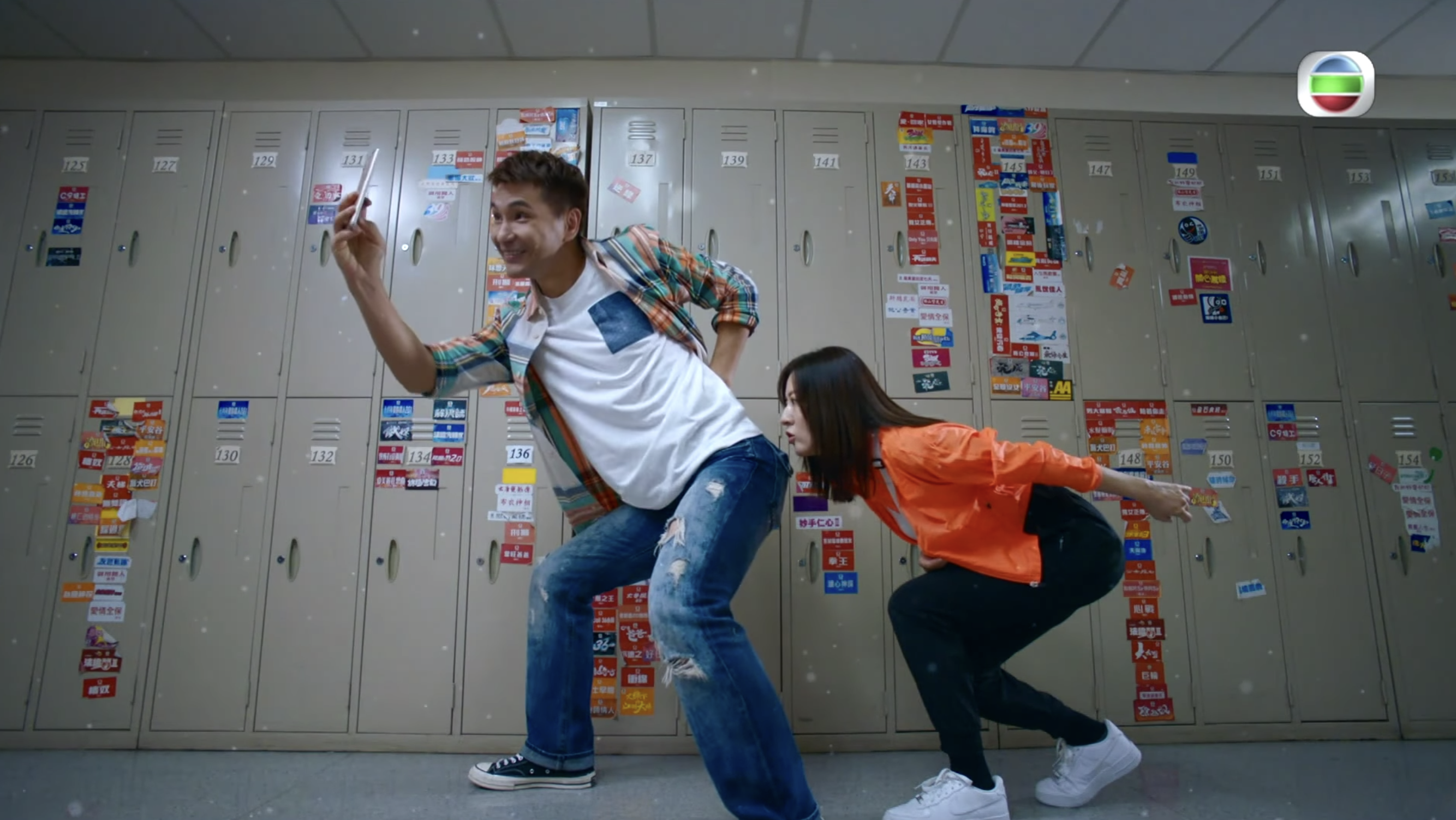 不忿被玩弄的陳展鵬就運用超能力「停頓時間」來捉弄唐詩詠，場面搞笑。