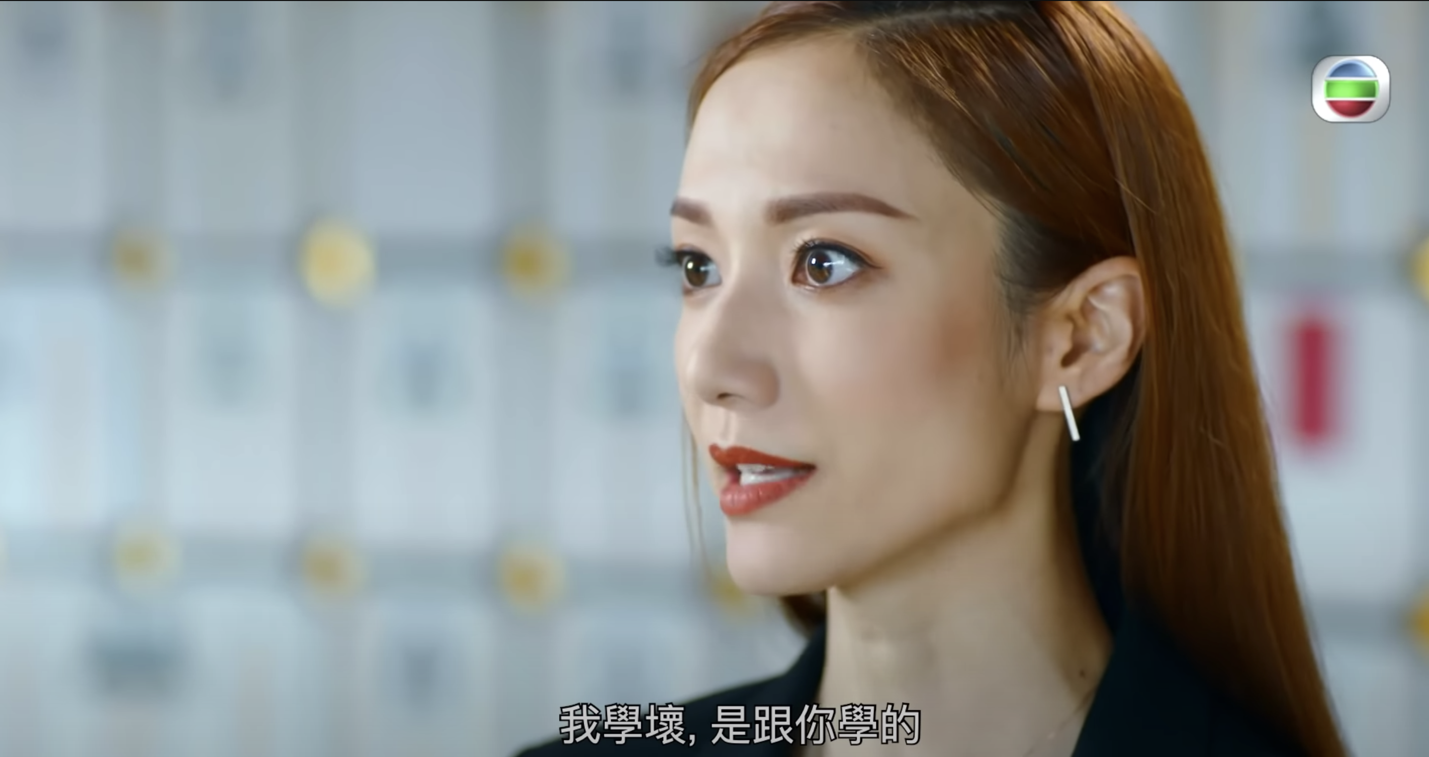 王君馨向張Sir交出機密USB