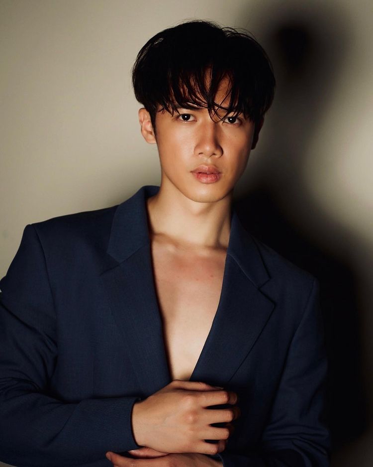 身形Fit爆的他在入行之前是一位舞蹈員