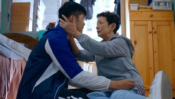 馮素波在《超能使者》中飾演沈震軒的母親梅姐