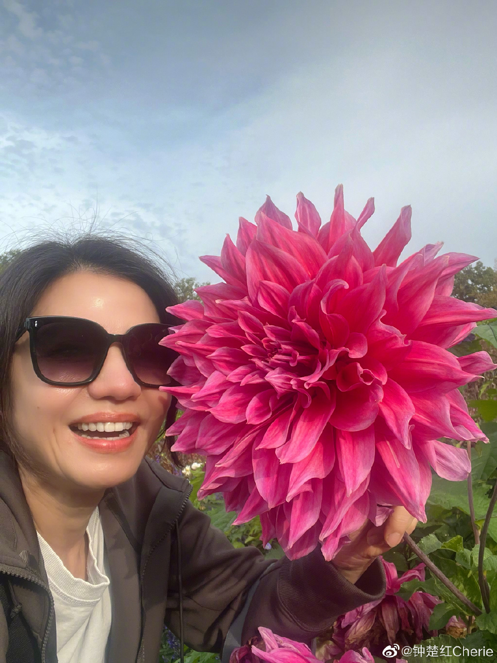 鍾楚紅分享自己與巨花的合照。