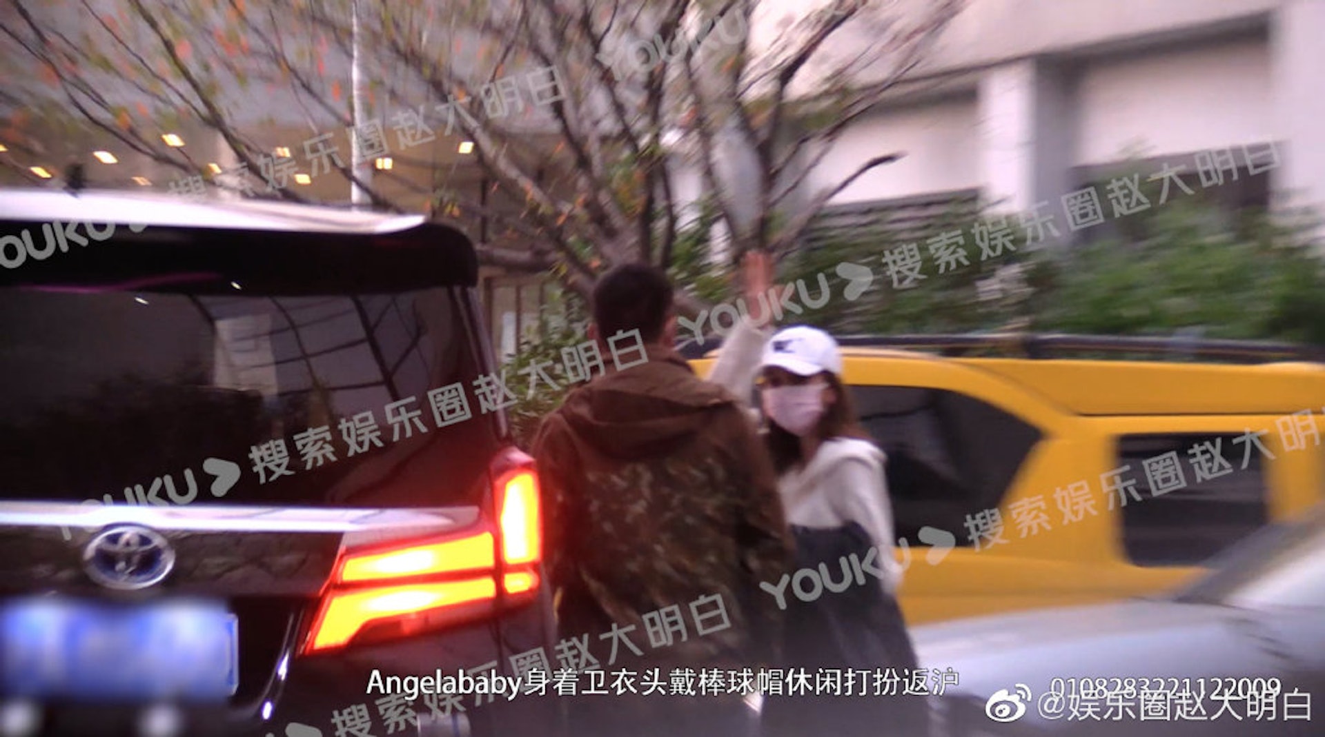 Angelababy上車前與粉絲、記者揮手告別。