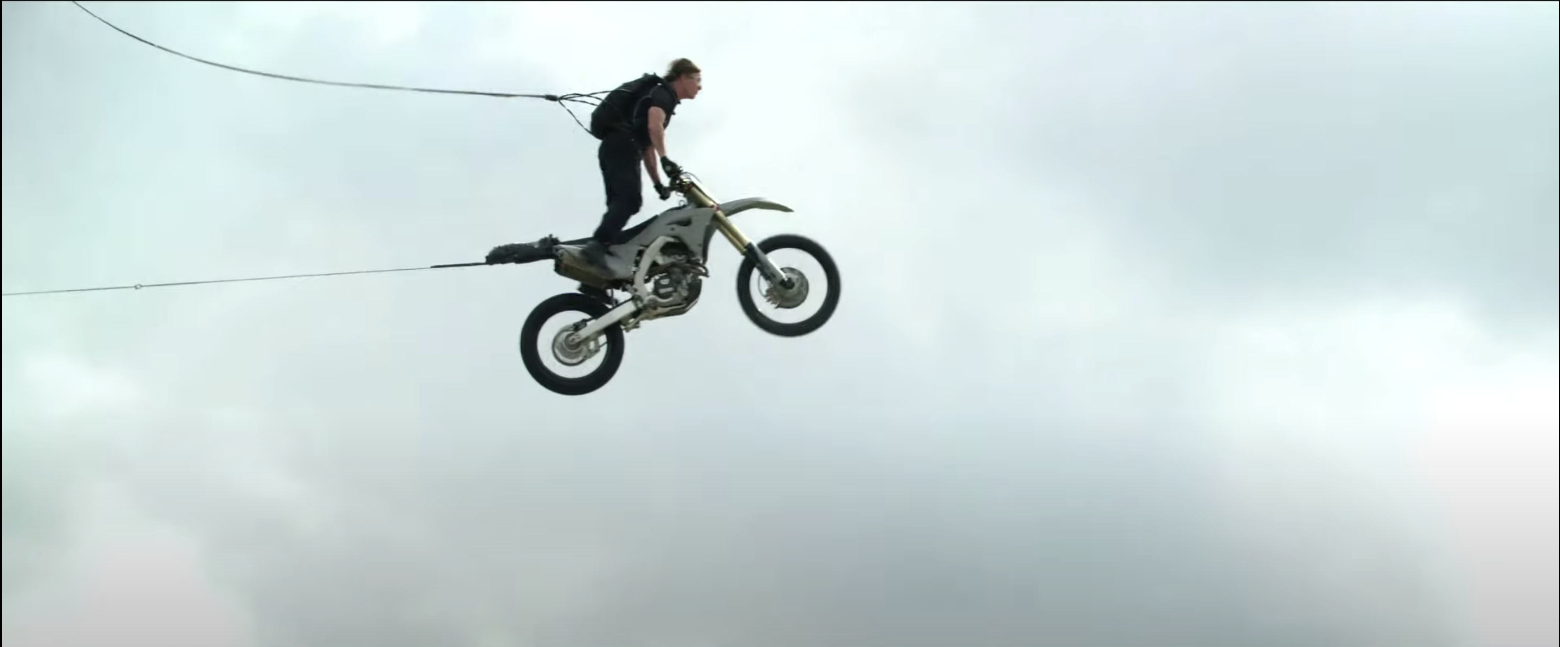 湯告魯斯為了該片的特技鏡頭，練習500次跳傘、1萬3千次電單車跳躍。