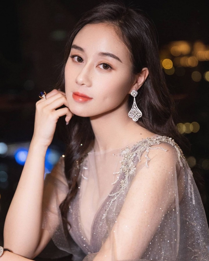 現年23歲的何超欣不但長得亭亭玉立，更是學霸。