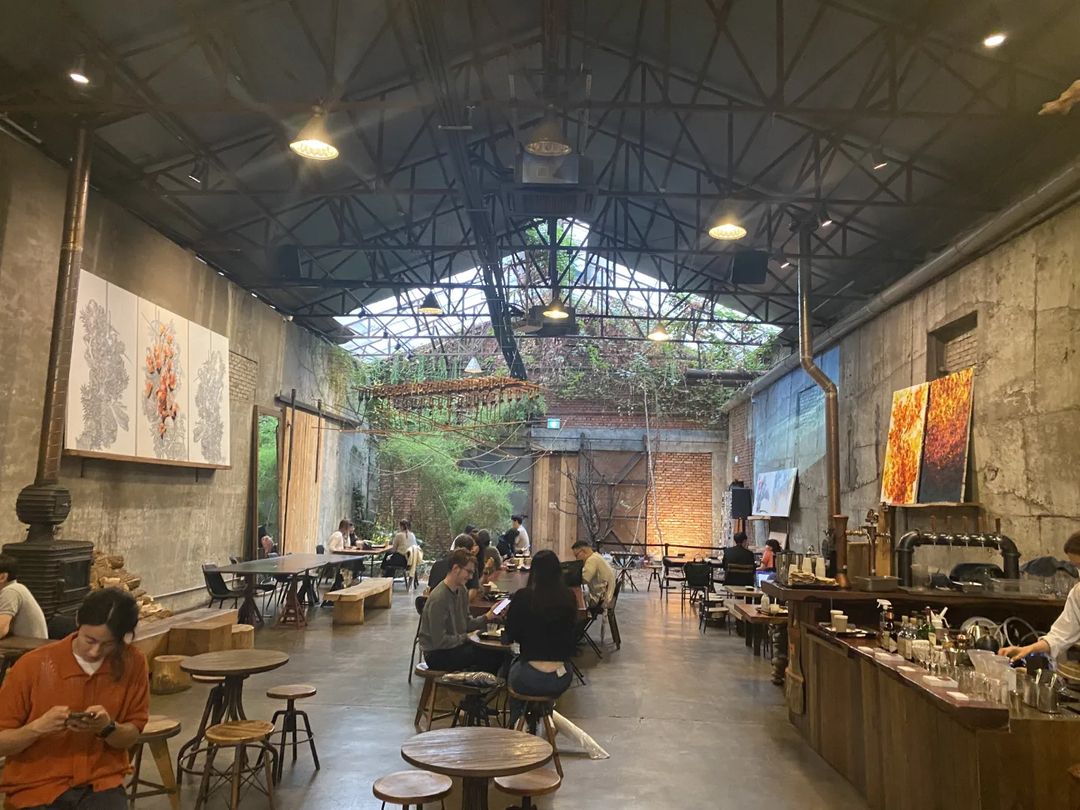 店內採用天然光，更種植了不少植物，給客人一種自然舒適的環境！