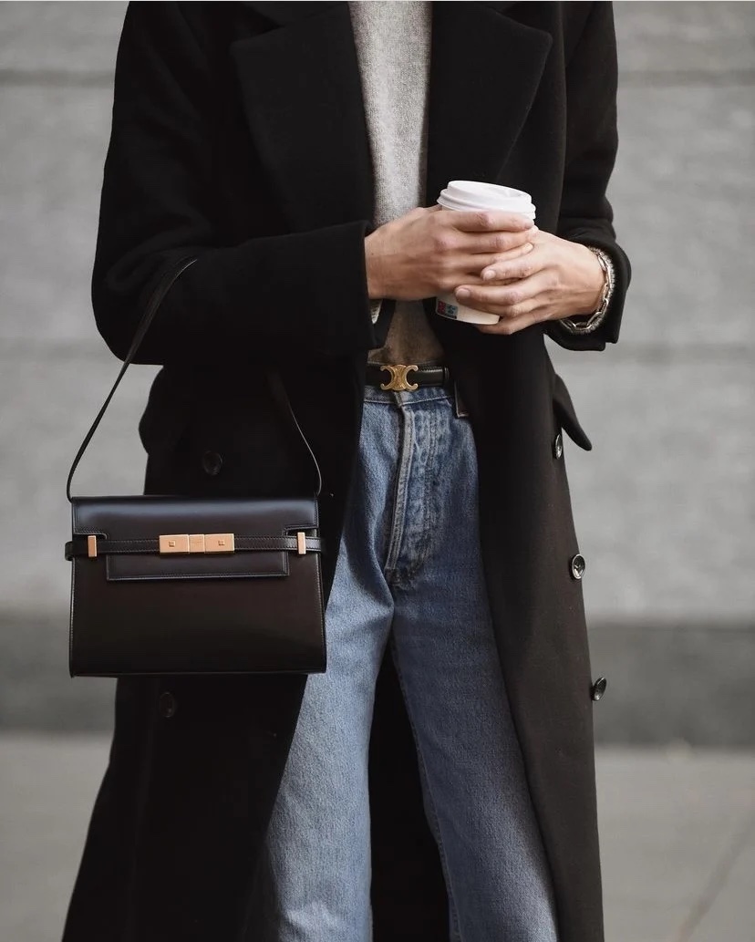 中心綴有金屬凱旋門標誌