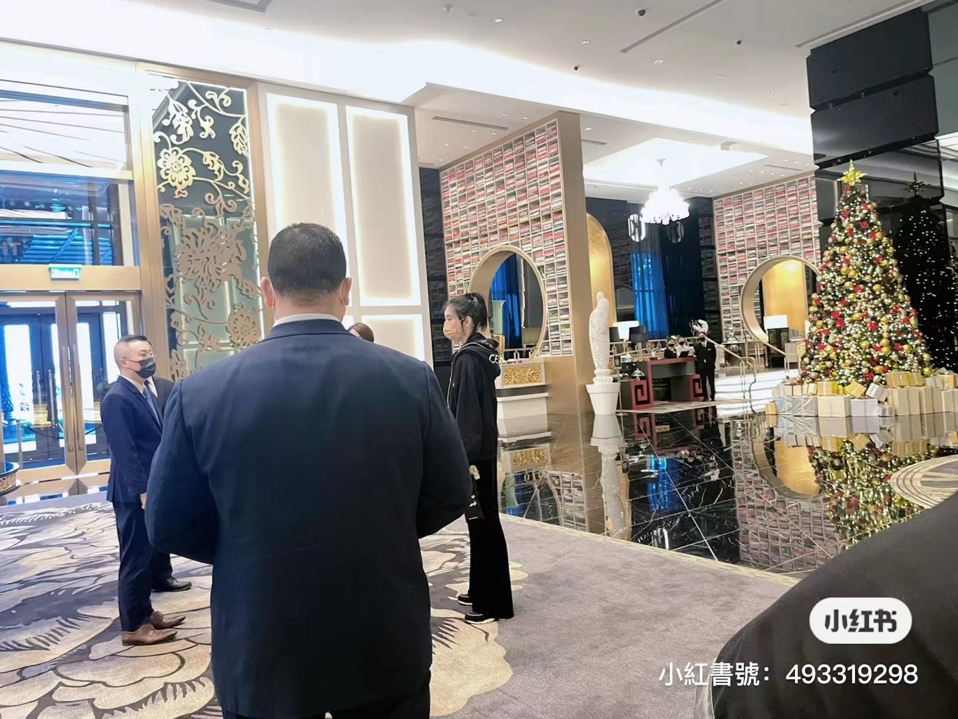 有網民在澳門酒店偶遇奚夢瑤同四太梁安琪巡視旗下酒店。