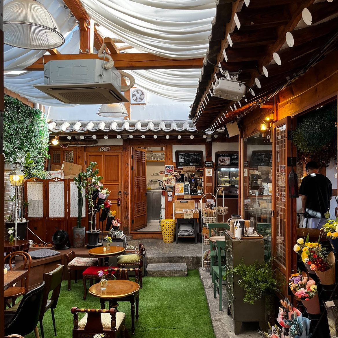 內外都佈滿花花草草，迷人香氣撲鼻而來！