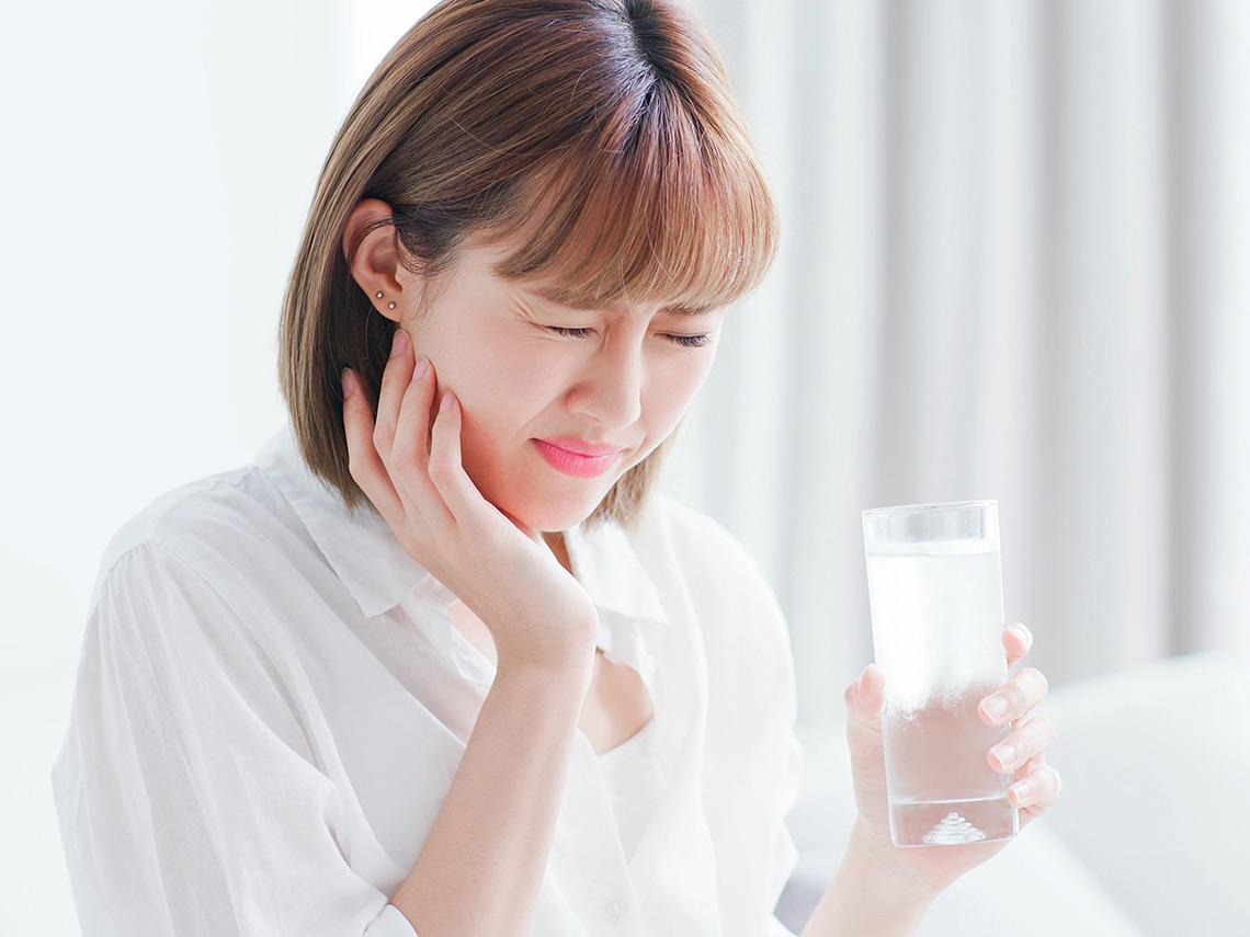 檸檬含有檸檬酸，會侵蝕牙齒的琺瑯質。