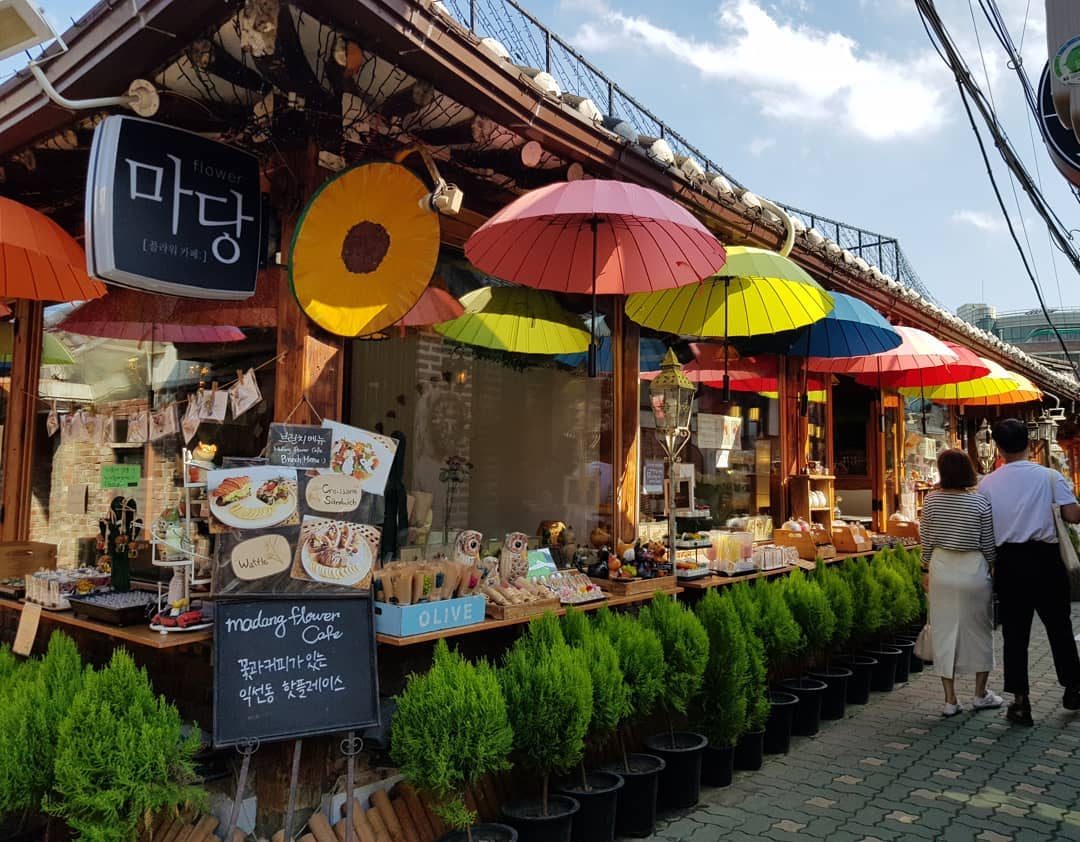 走在益善洞的街道上，人們很快聚集在這間마당 Flower Yard Cafe上。