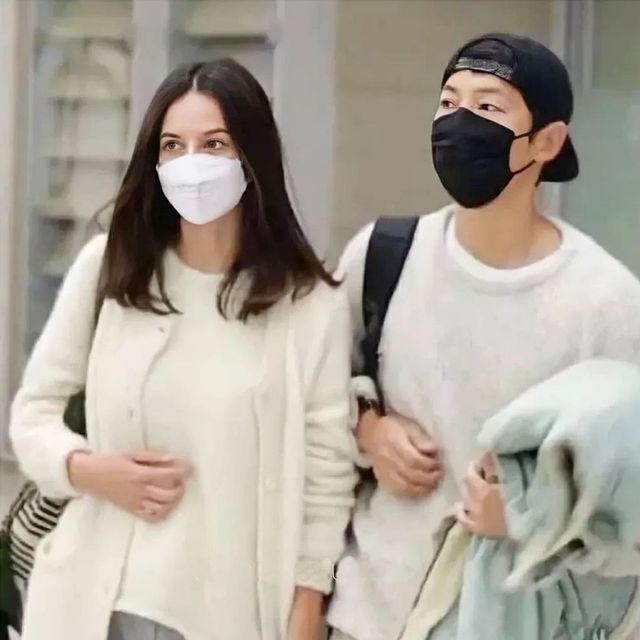 宋仲基日前(26日)無預警大方認愛英國籍女友。