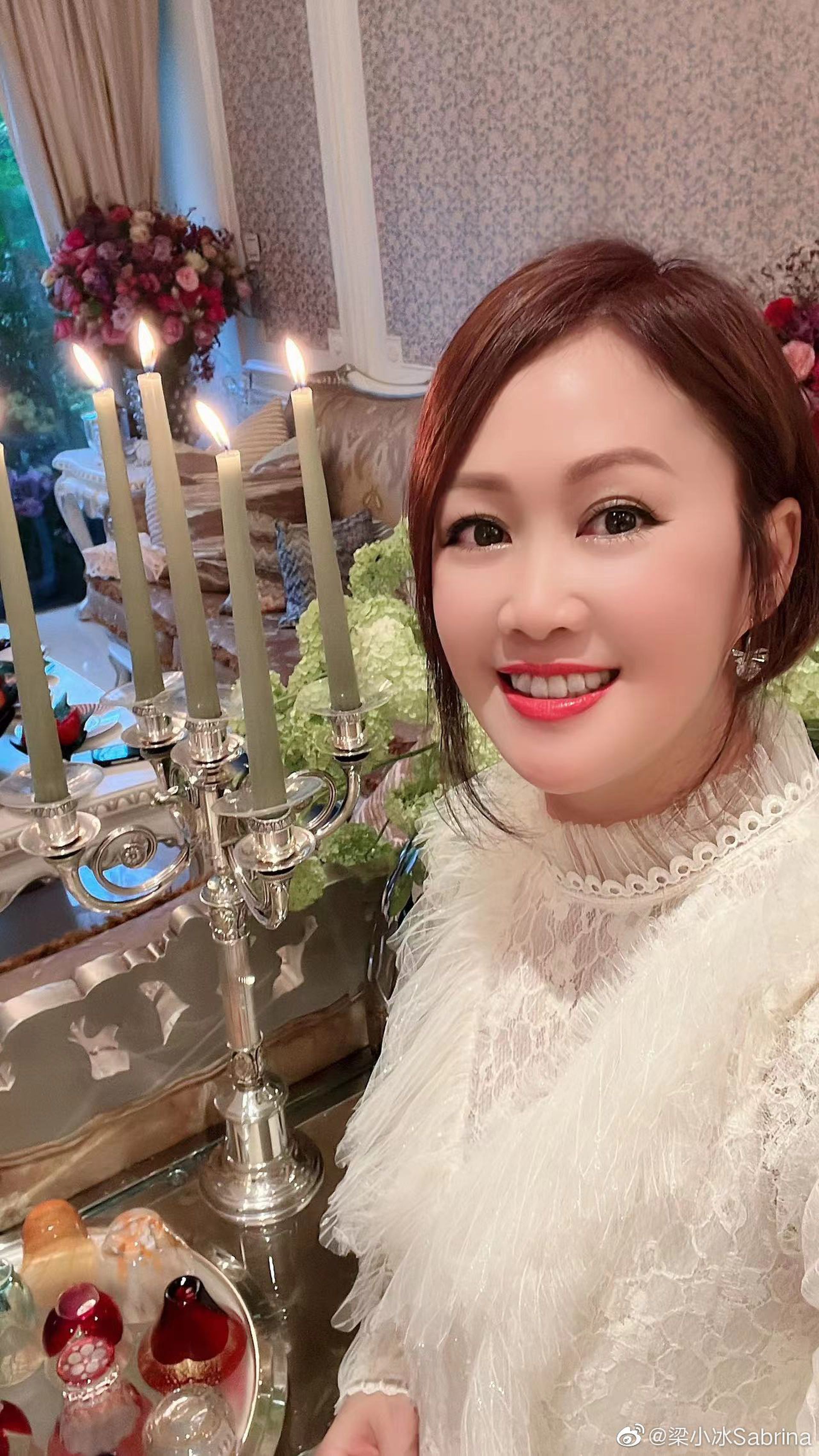 梁小冰在豪宅停自拍。