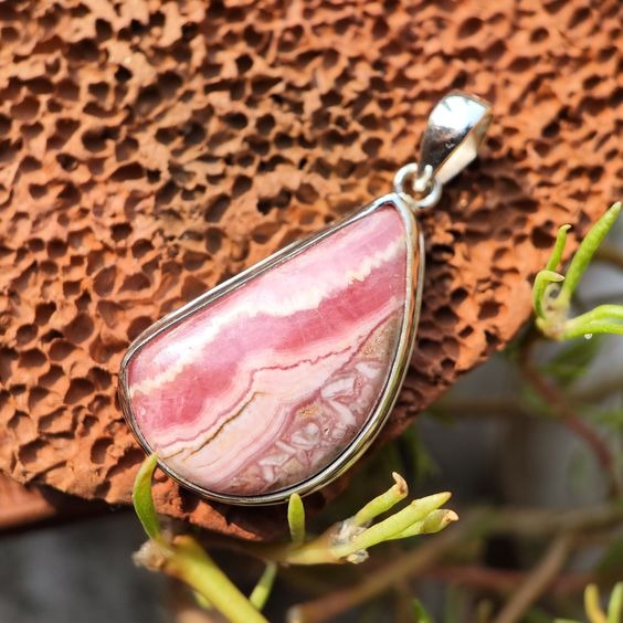 紅紋石代表著積極和成熟的愛情