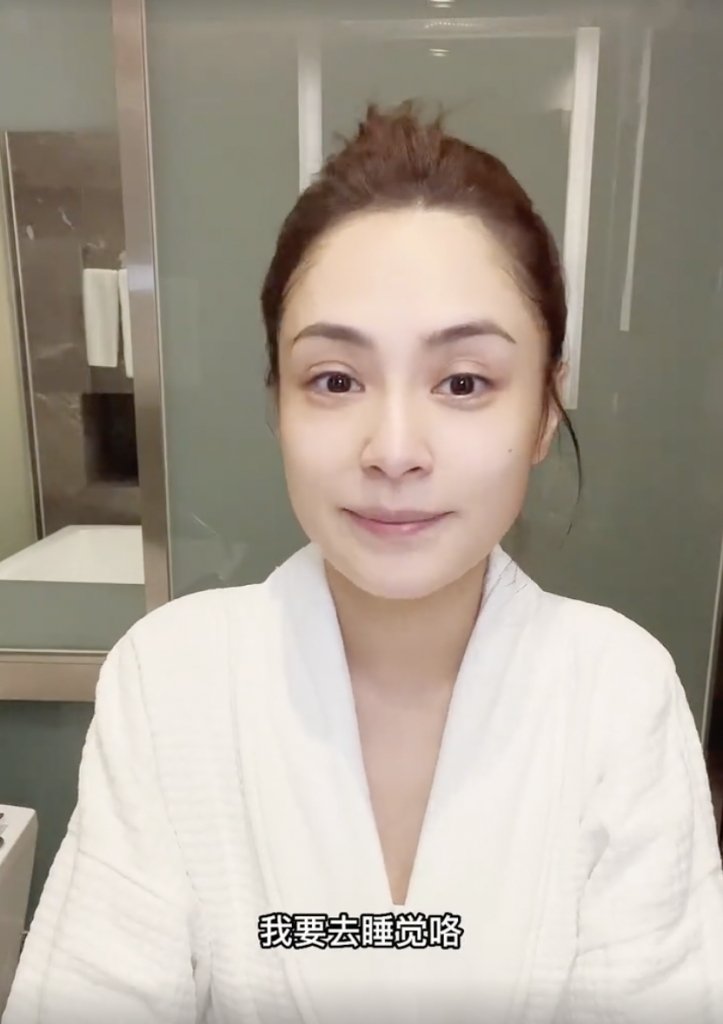 素顏的阿嬌眼周出現黑眼圈,但白淨膚色令人稱羨,